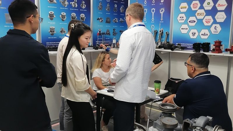 在挑选汽车配件时，适配性和使用寿命是两个重要指标。以下是一些建议：